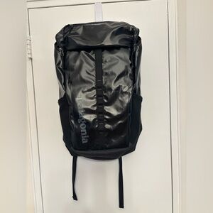 Patagonia Black Hole 25 L Women’s Black-Glossy Backpack